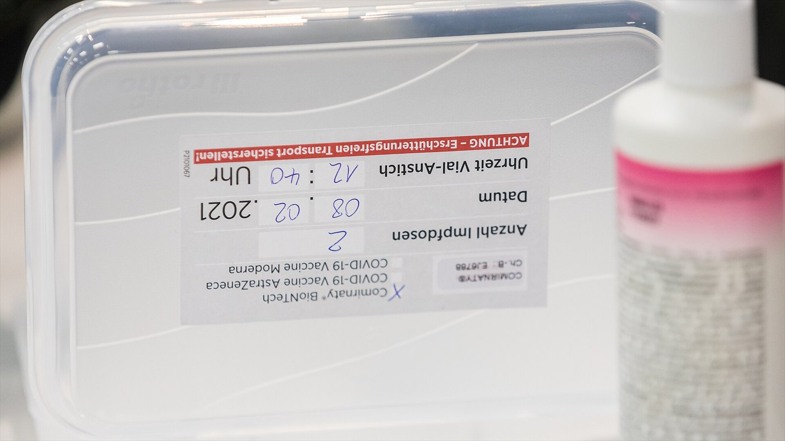 First vaccination in the COVID-19 vaccination center in Hall 4 of the Cologne Trade Fair, Cologne. Elisabeth Steubesand, at 105 years the oldest citizen of Cologne, was vaccinated by Dr. Jürgen Zastrow (Chairman of the…