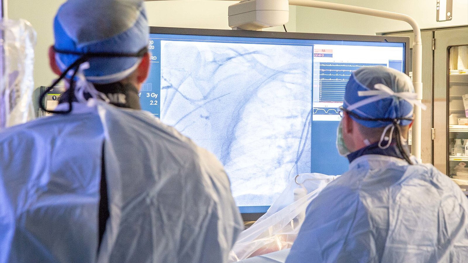 200929-N-DA693-1094 SAN DIEGO (Sept. 29, 2020) Cardiologists assigned to Naval Medical Center San Diego (NMCSD) perform a catheterization procedure using a C-arm X-ray machine in the hospital’s cardiac catheterization…